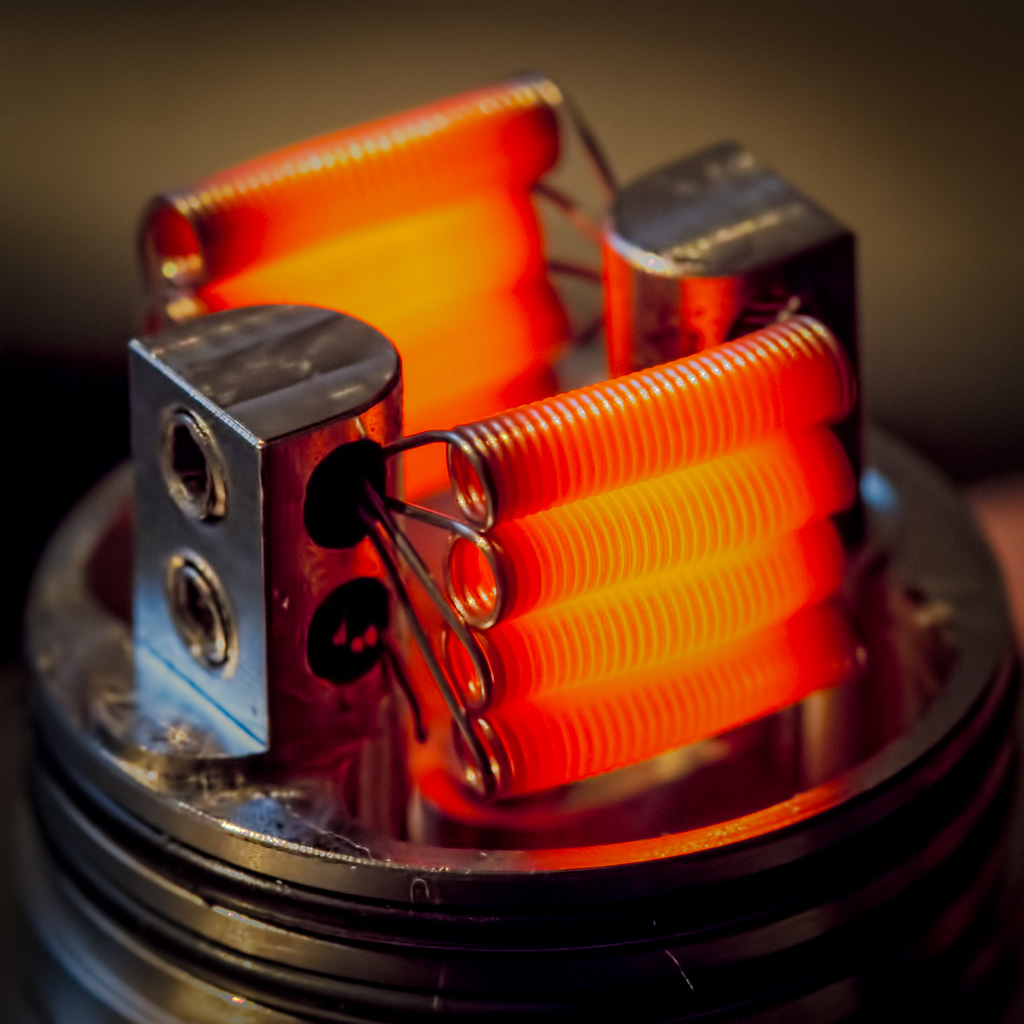 Varför sprakar eller knäpper min e‑cigarett?